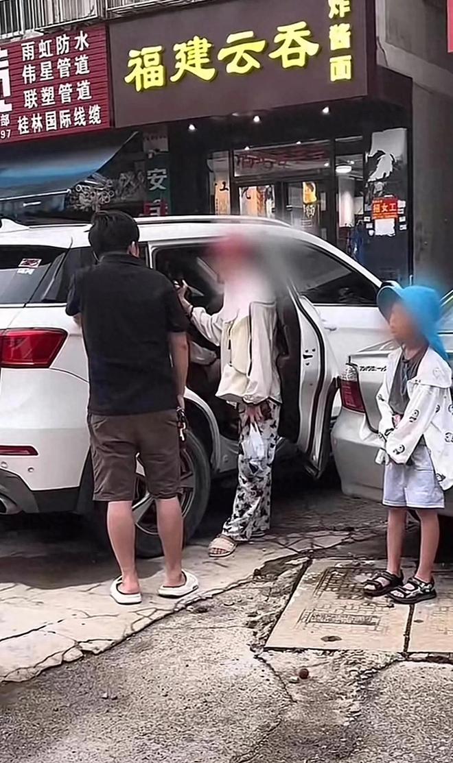 南寧出軌男身份被扒小三坐豪車穿金戴銀原配和孩子卻騎電動(dòng)車(圖1)