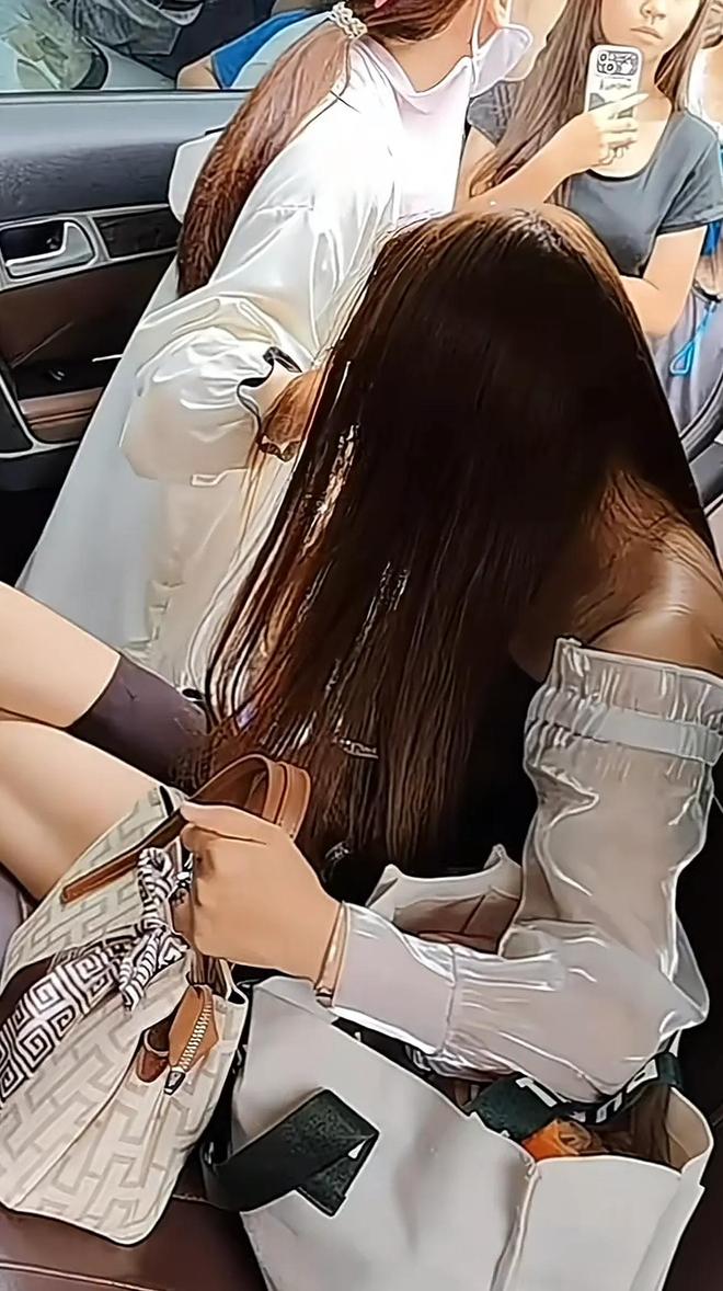 南寧出軌男身份被扒小三坐豪車穿金戴銀原配和孩子卻騎電動(dòng)車(圖3)
