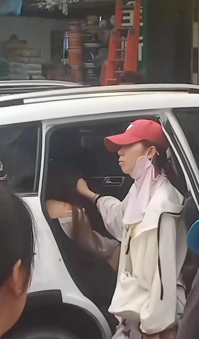 南寧出軌男身份被扒小三坐豪車穿金戴銀原配和孩子卻騎電動(dòng)車(圖5)