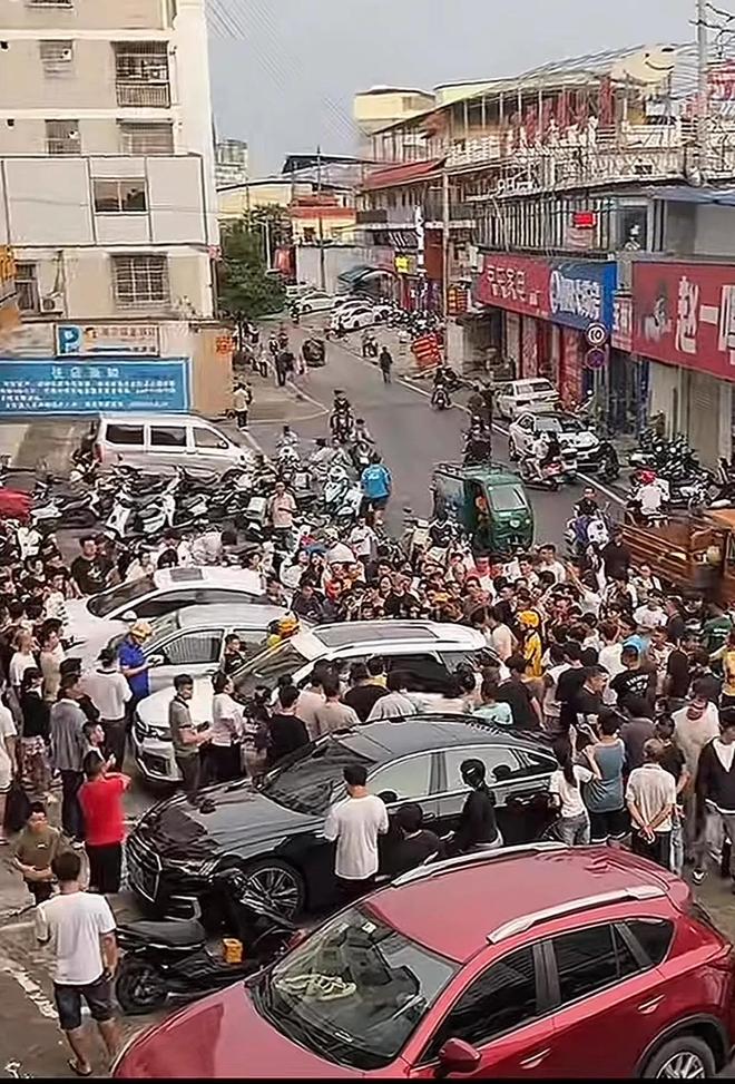 南寧出軌男身份被扒小三坐豪車穿金戴銀原配和孩子卻騎電動(dòng)車(圖2)