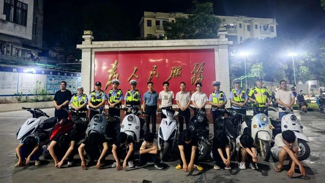 6名小學(xué)生“疊”騎一輛共享電動(dòng)自行車！(圖6)