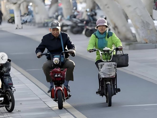 60歲以上車主可以笑了！這4種電動車不用駕照也能騎不查不扣！(圖1)