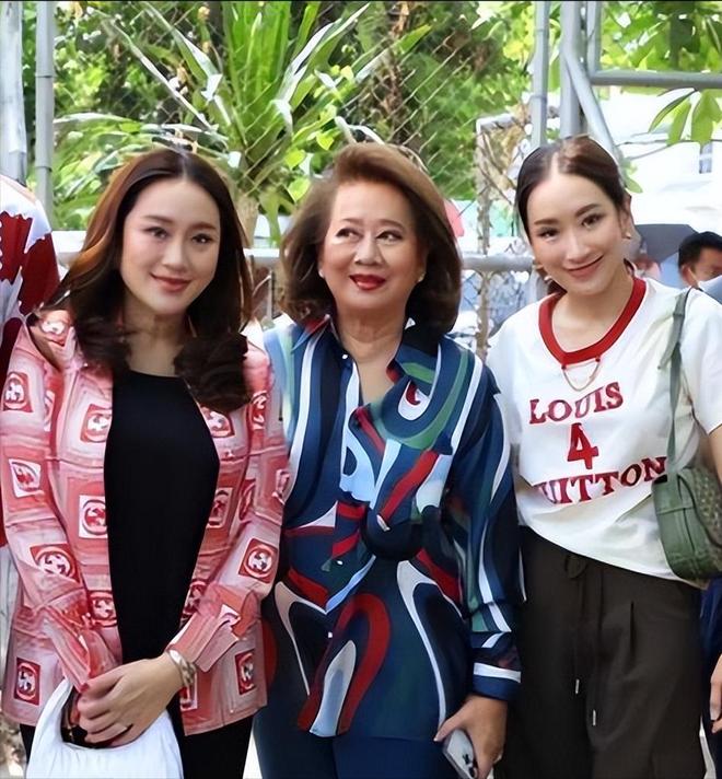 離婚不離家！看到如今佩通坦的窘境才知他信家族最大的底氣是她(圖1)