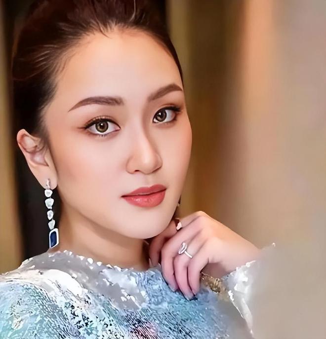 離婚不離家！看到如今佩通坦的窘境才知他信家族最大的底氣是她(圖11)